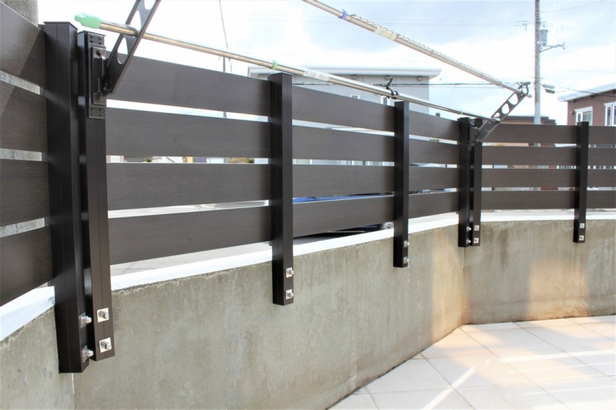 札幌市 手稲区 既存の塀にフェンスを後付け ローメンテナンス 樹脂フェンス 札幌 エクステリア 外構 六光園