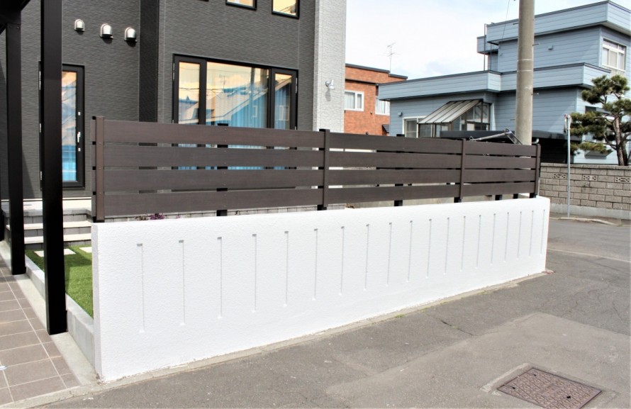 札幌市 手稲区 既存の塀にフェンスを後付け ローメンテナンス 樹脂フェンス 札幌 エクステリア 外構 六光園
