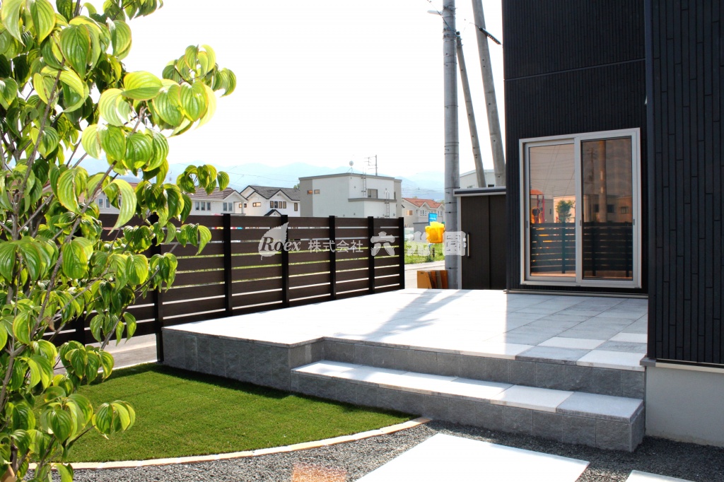 札幌市 角地 目隠しフェンスと持ち上げテラス シのあるお庭 札幌 エクステリア 外構 六光園