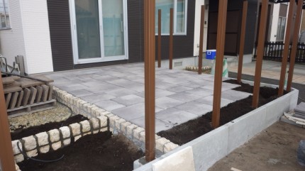 札幌　庭工事　タイル　平板