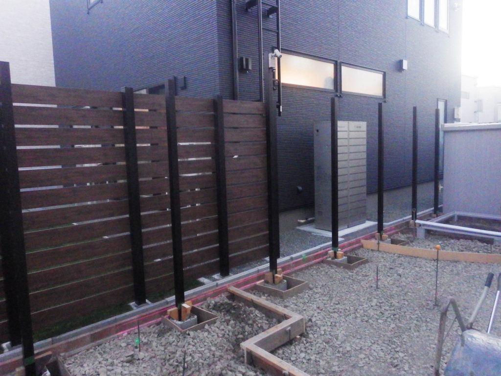 札幌市 西区 民地石 ライト フェンス支柱の設置 札幌 エクステリア 外構 六光園